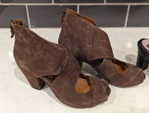 lot 126 image: Assorted Womens Size 8 Shoes