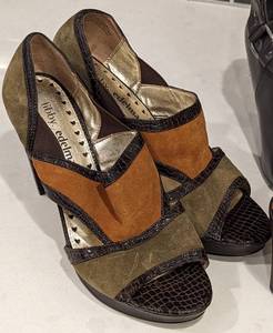 lot 127 image: Assorted Womens Size 8.5 Shoes