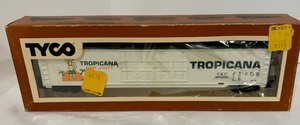 lot 6 image: Variety of Vintage Train Cars by Tyco