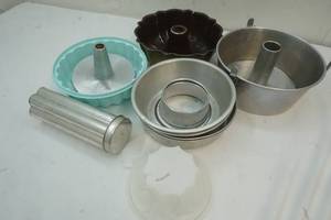 lot 15 image: Baking pans