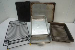 lot 21 image: Baking pans
