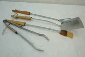 lot 30 image: Grill tools