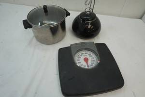 lot 31 image: teapot