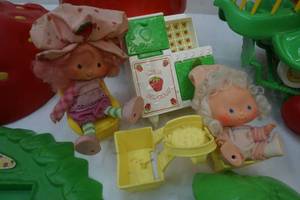 lot 41 image: Strawberry shortcake collectible