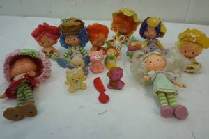lot 42 image: Collectible dolls