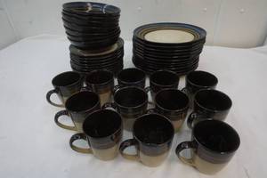 lot 64 image: Pfaltzgraff dinnerware set