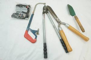 lot 70 image: garden tools