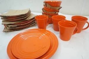 lot 81 image: Rachel Ray dinner set