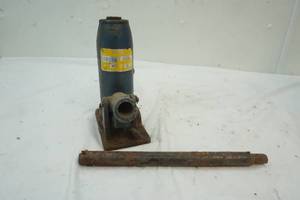lot 110 image: 3 ton bottle jack