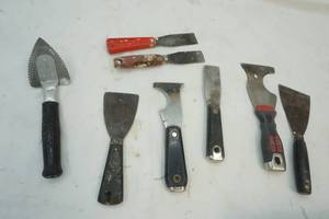 lot 134 image: Scrapers and putty knives