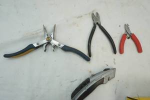 lot 138 image: Wire cutters, multi tool and box cutter