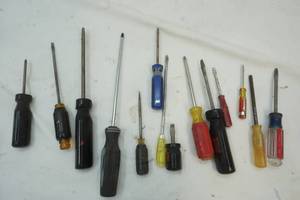 lot 140 image: Screw drivers