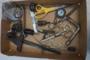 lot 142 image: Assorted tools and scissors