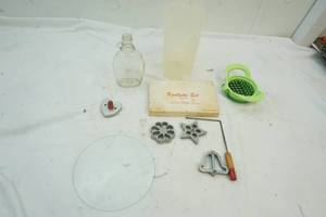 lot 157 image: Vintage rosette set and other kitchen items