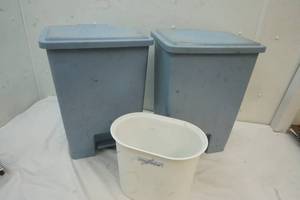 lot 186 image: Trash Cans