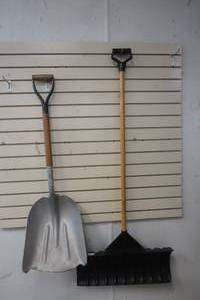 lot 218 image: 2 Snow Shovels