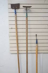 lot 220 image: garden tools
