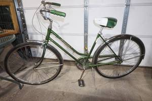 lot 237 image: Schwinn 26 Single Speed Bike