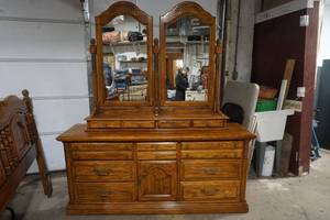lot 240 image: Riverside 8 drawer Dresser with Mirror