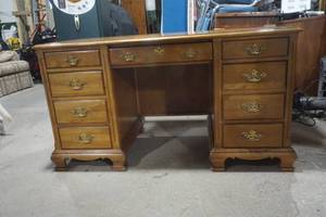 lot 243 image: Office Desk