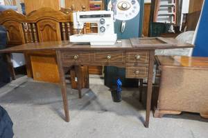 lot 252 image: Kenmore 14 stitch Electronic Sewing Machine