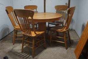 lot 258 image: 42 Vintage Pedestal table and 5 press back chairs 4 leafs