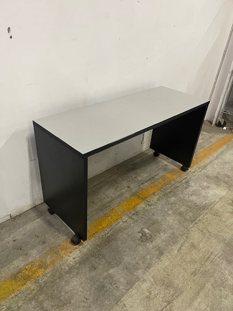 Small Desk on wheels