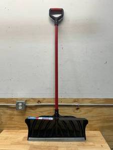 lot 20 image: SUNCAST 24 Snow Shovel