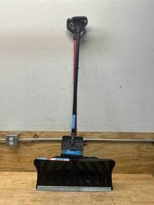 lot 119 image: SUNCAST 24 Snow Shovel 7 Ice Scraper Combo