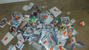lot 10 image: Mixed Lot of Store Return Bathroom Accessories