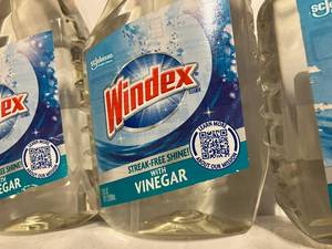lot 115 image: Windex Vinegar Cleaner