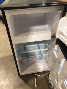 lot 32 image: 3.1 cu Ft Compact Refrigerator by Magic Chef  Slightly Damaged Customer Returns See Pictures