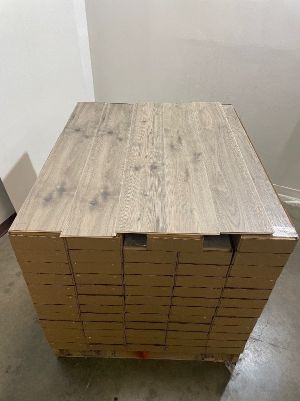 380 SF of Mohawk 8mm Laminate Flooring 7.5 x 47.5 - LD