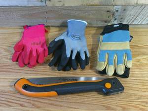 lot 250 image: Womens Work Gloves (3) & Fiskars Powertooth Saw