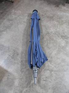 lot 281 image: Sunvilla 10 Round Solar LED Market Umbrella - Blue
