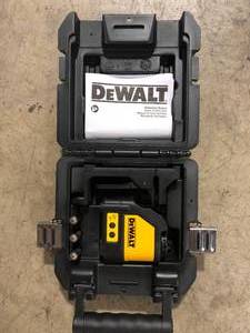 DEWALT 100 ft. Green Self-Leveling Cross Line Laser Level with (3) AA Batteries & Case   Customer Returns See Pictures