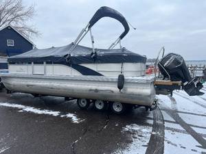 lot 8 image: 2021 Bennington 23 SSRX Tri Toon MN 7543 MB