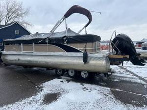 lot 18 image: 2021 Bennington 23 SLX Tri Toon MN 7067 MB