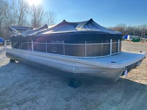 lot 28 image: 2019 Bennington 25 SSRCXP Tri Toon MN 0965 KW