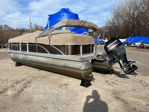 lot 26 image: 2019 Bennington 23 SLDN MN 7773 LW