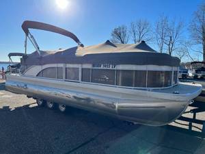 lot 29 image: 2019 Bennington 23 SLX MN 1495 LV