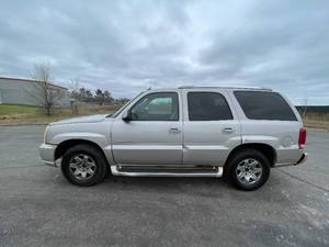 lot 28 image: 2005 Cadillac Escalade -