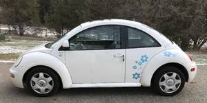 lot 14 image: 2000 Volkswagen New Beetle GLX