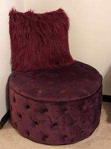 lot 50 image: Purple Tufted Velvet Ottoman and Fuzzy Accent Pillow