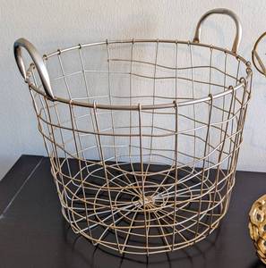 lot 63 image: Pretty Assortment of Gold Home Decor
