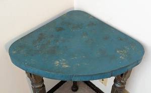 lot 27 image: Vintage Painted Wood Corner Table
