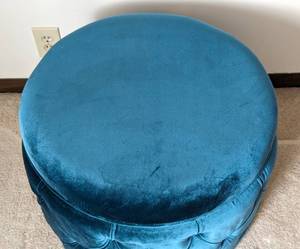 lot 28 image: Tufted Blue Velvet Storage Ottoman