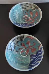 lot 85 image: Colorful Signed Pottery Serving Bowl Set