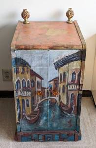 lot 11 image: Small Hand Painted Vintage Storage Cabinet