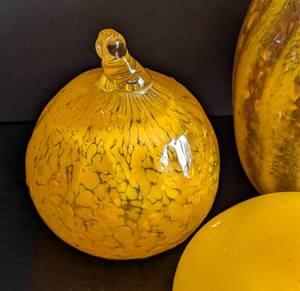 lot 144 image: Husby Art Glass Pumpkins